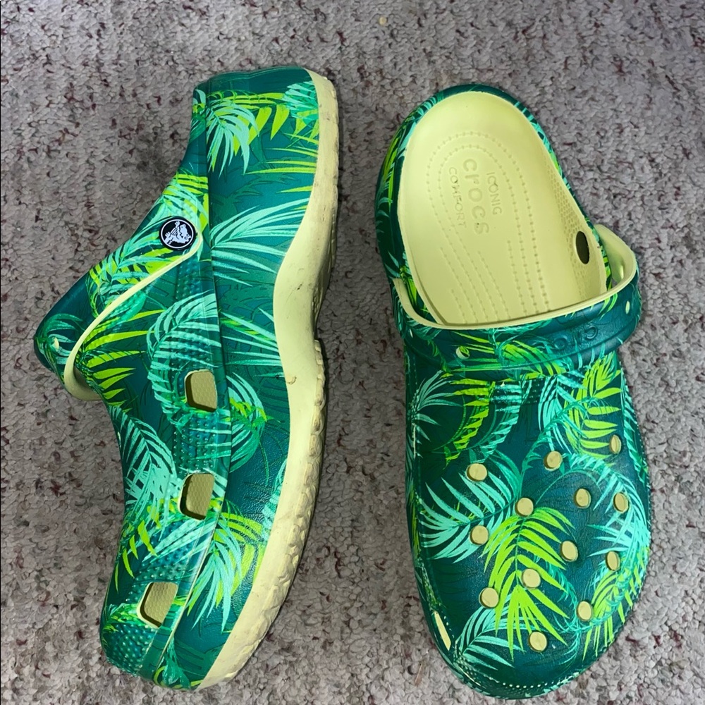Fern/Plant Print Platform Crocs Sz 11